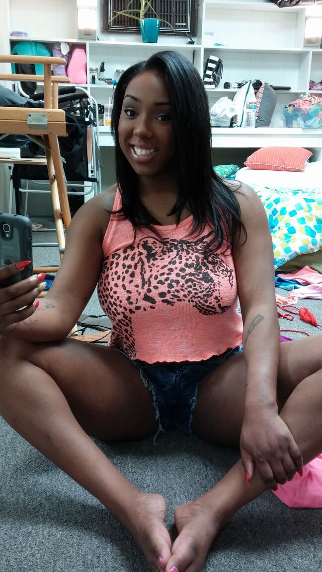 21P Linda garota negra Lisa Tiffian curtindo sexo hardcore com um pau monstro