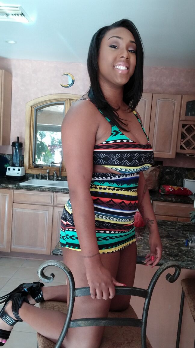 21P Linda garota negra Lisa Tiffian curtindo sexo hardcore com um pau monstro