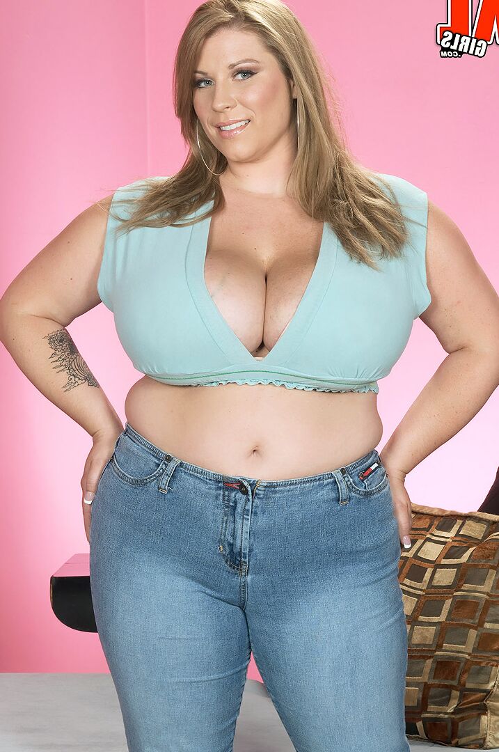16P La gorda Renee Ross se desnuda antes de lamer el consolador entre sus tetas