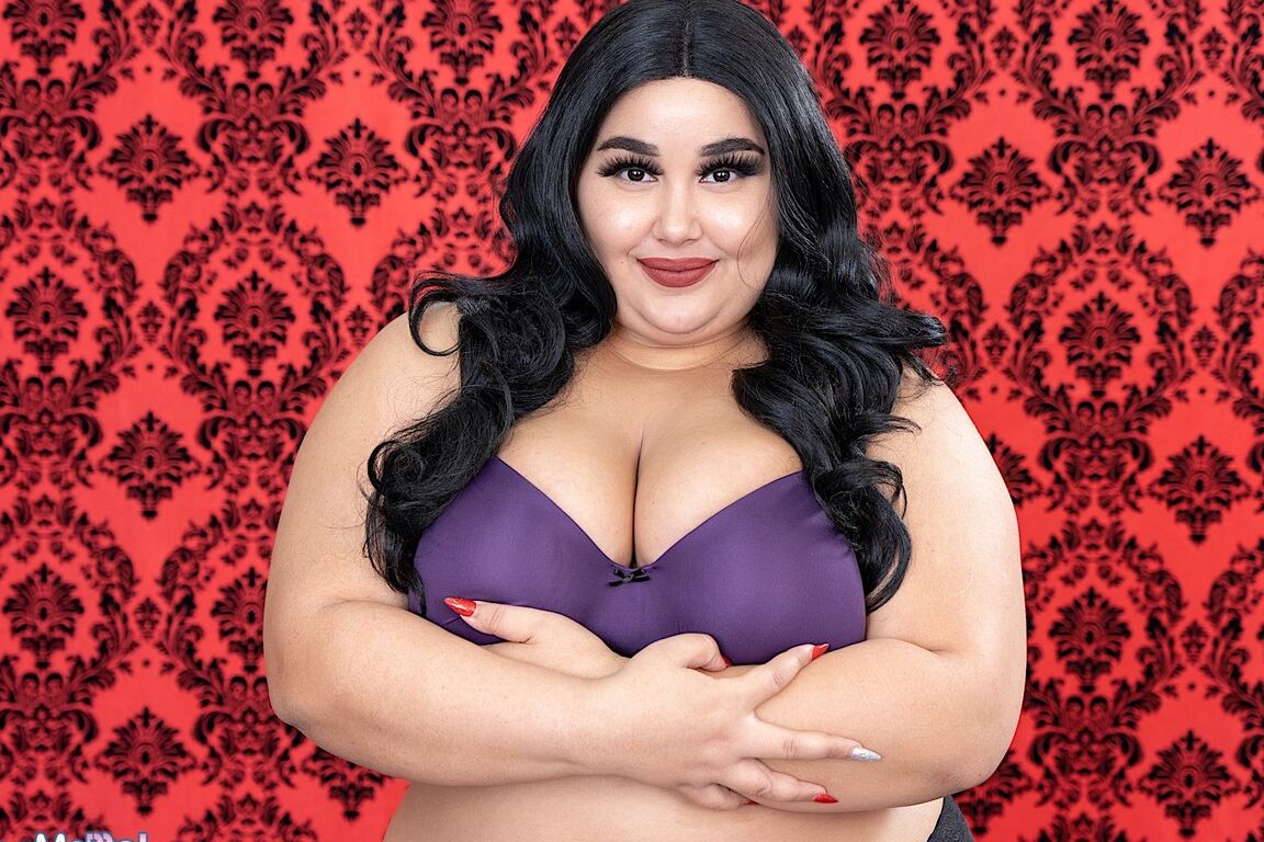 16P SSBBW クロエ・クラインがソファの上で自信満々にヒールを履いて裸になる