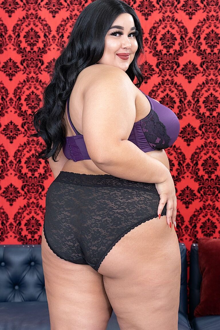 16P SSBBW クロエ・クラインがソファの上で自信満々にヒールを履いて裸になる