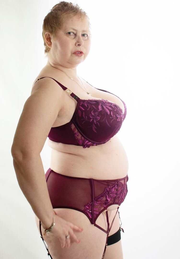 16P A gordinha mais velha Posh Sophia perde seus seios grandes de um sutiã