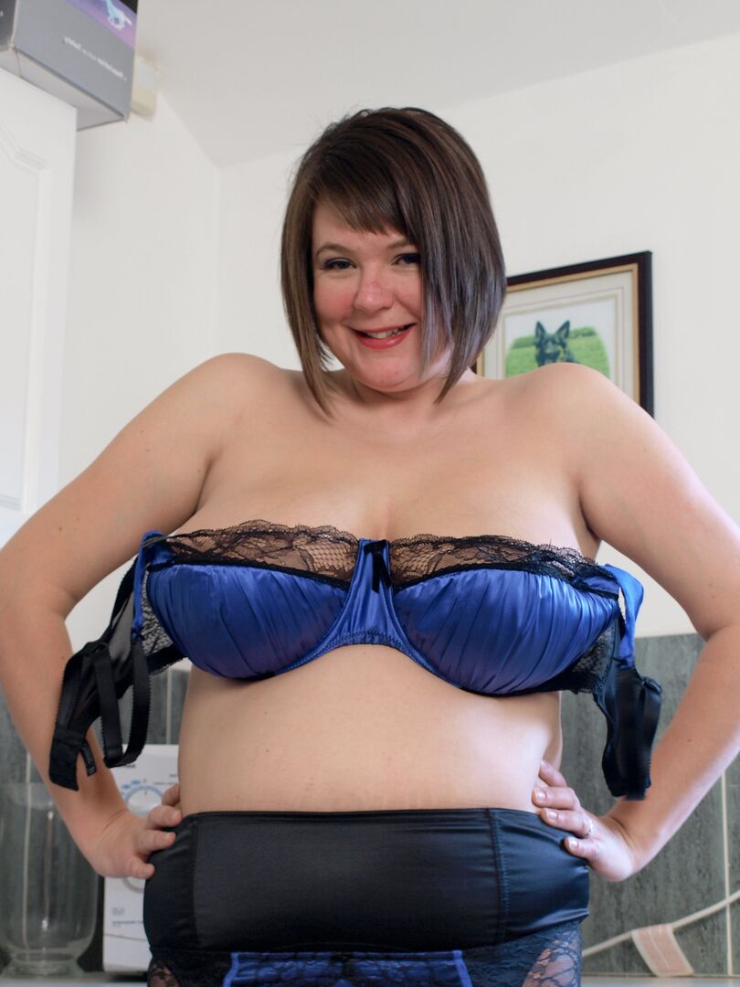 16P Overweight amateur Roxy masturbates in fishnets while doing her laundry