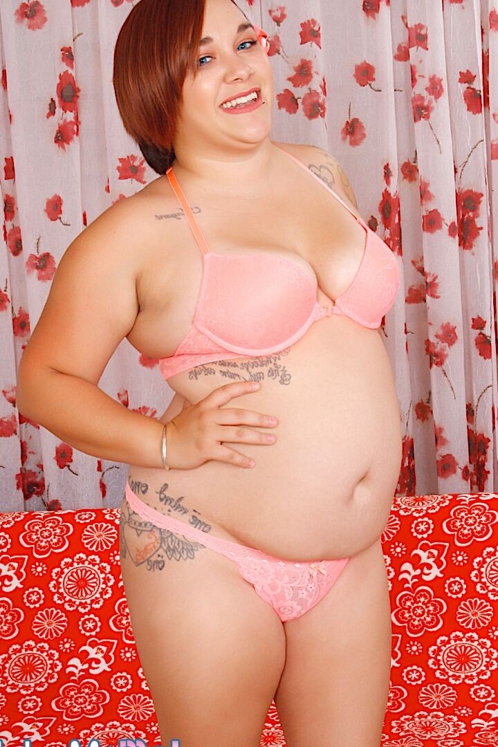 14P A gordinha rechonchuda Raven mostra sua carne nua e se fode com brinquedos
