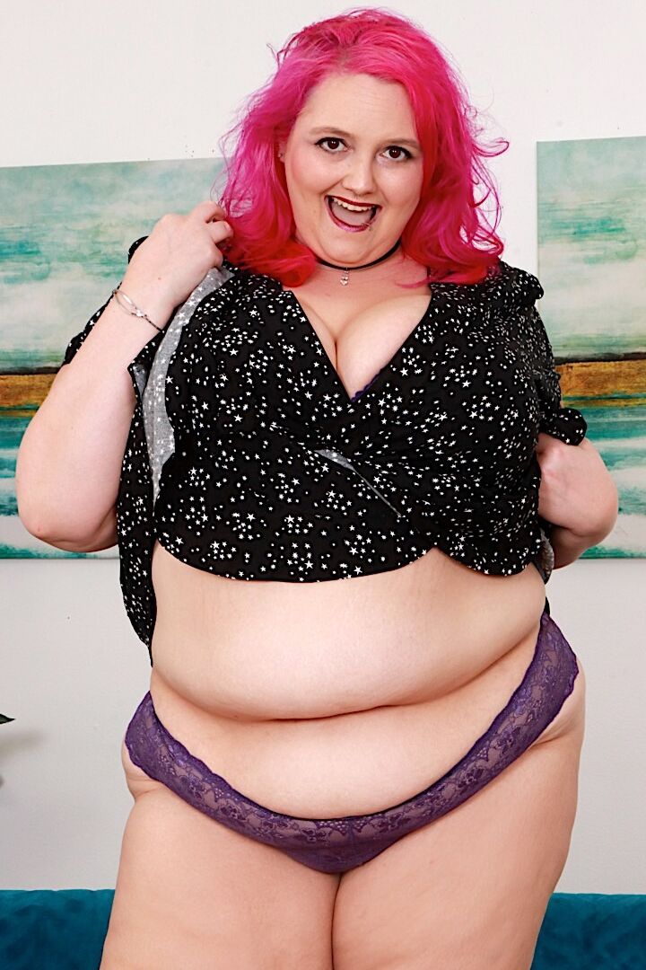 16P Große und massige BBW zieht sich aus und stellt ihre großen Brüste und ihre pralle Muschi zur Schau