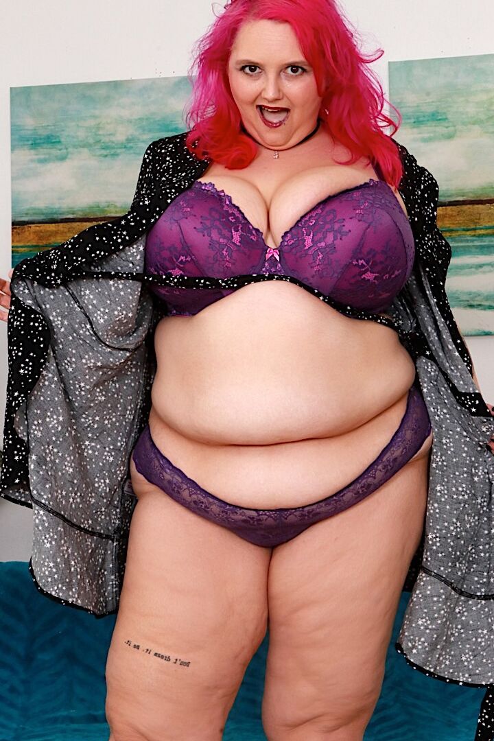 16P Große und massige BBW zieht sich aus und stellt ihre großen Brüste und ihre pralle Muschi zur Schau