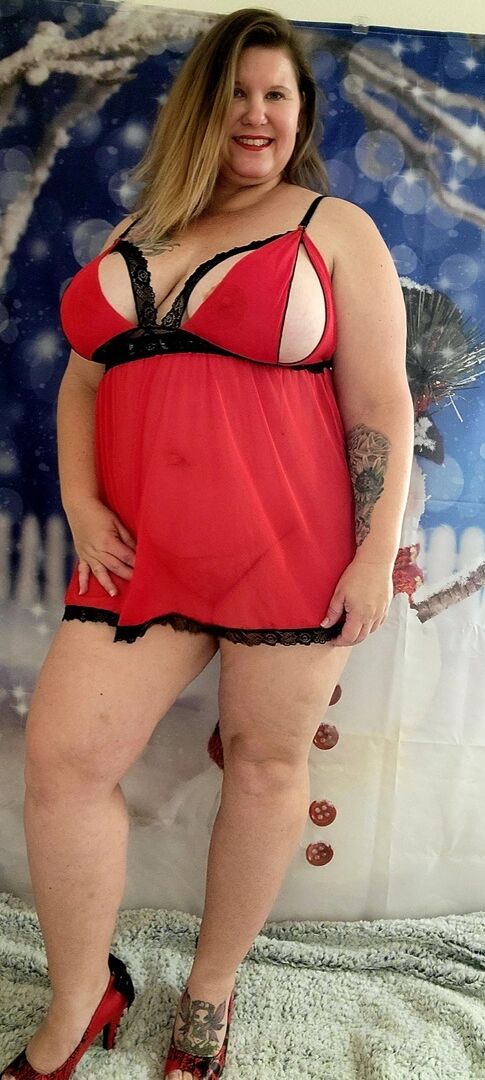 Die 16P reife, prallere, vollbusige Kris Ann fingert ihre Muschi, während sie Dessous trägt