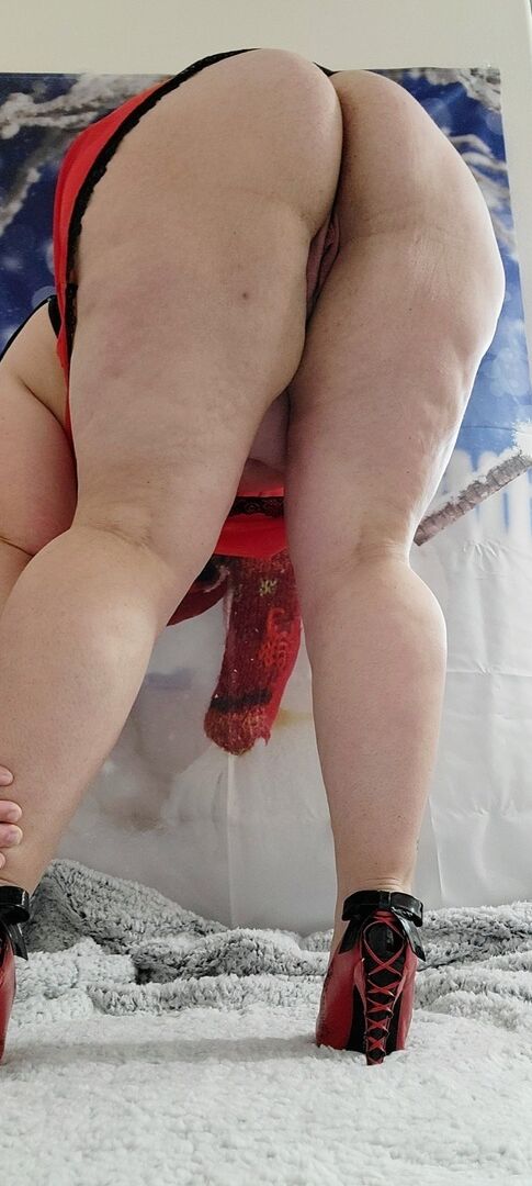 Die 16P reife, prallere, vollbusige Kris Ann fingert ihre Muschi, während sie Dessous trägt