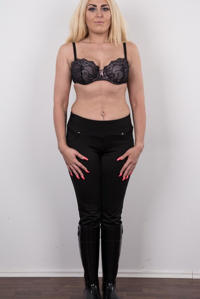 20P ¿Te gustan las rubias tetonas? Ya sabes, las del porno. Pues aquí.