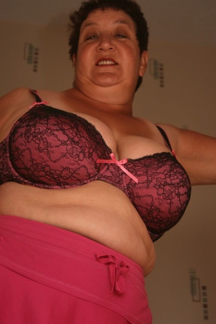 16P Kinky Carol madura e gorda expõe seus peitos grandes em meia-calça sexy