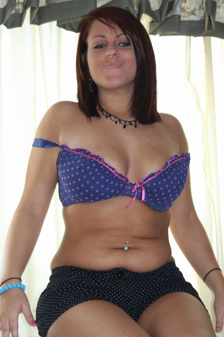 21P La impresionante novia Roxy 5 se quita el sujetador para mostrar sus hermosas y firmes tetas