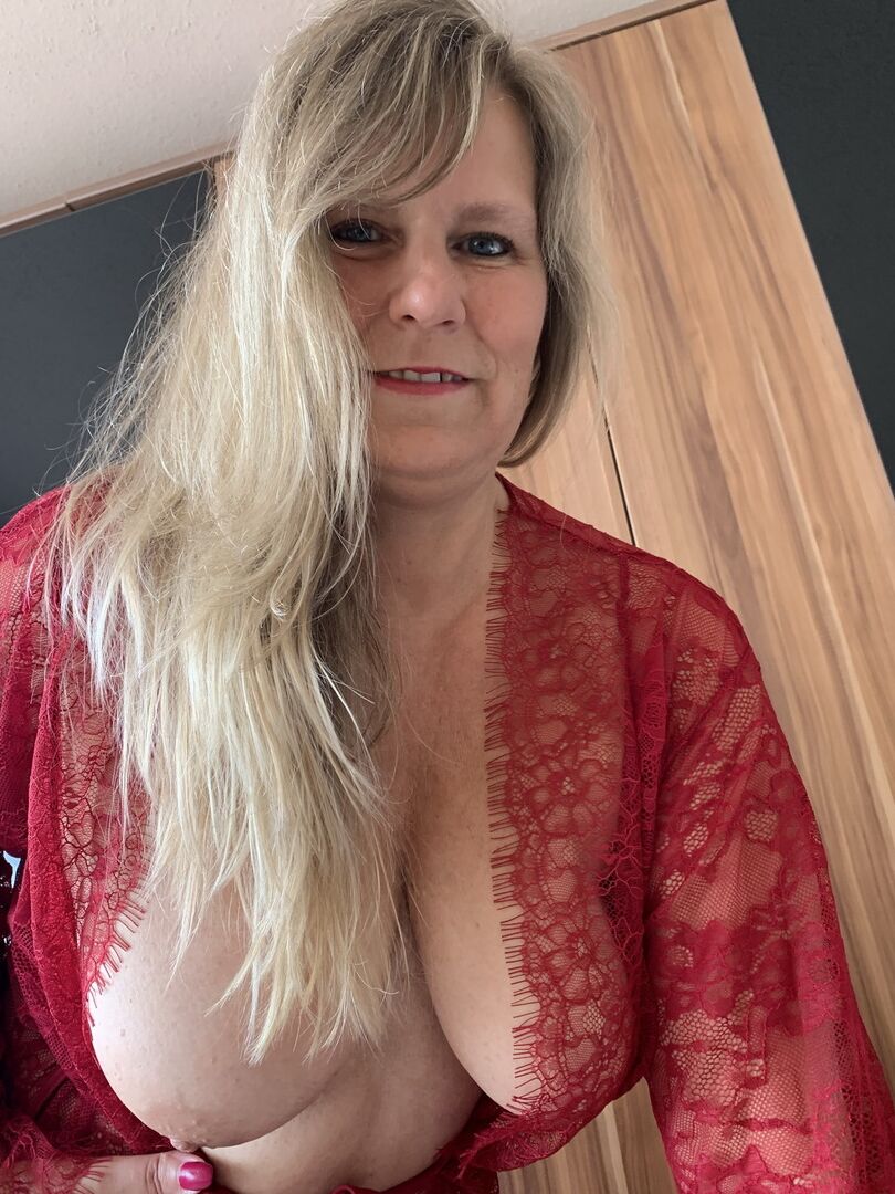 20P Madura rubia amateur Sweet Susi se quita la bata para posar desnuda con medias blancas
