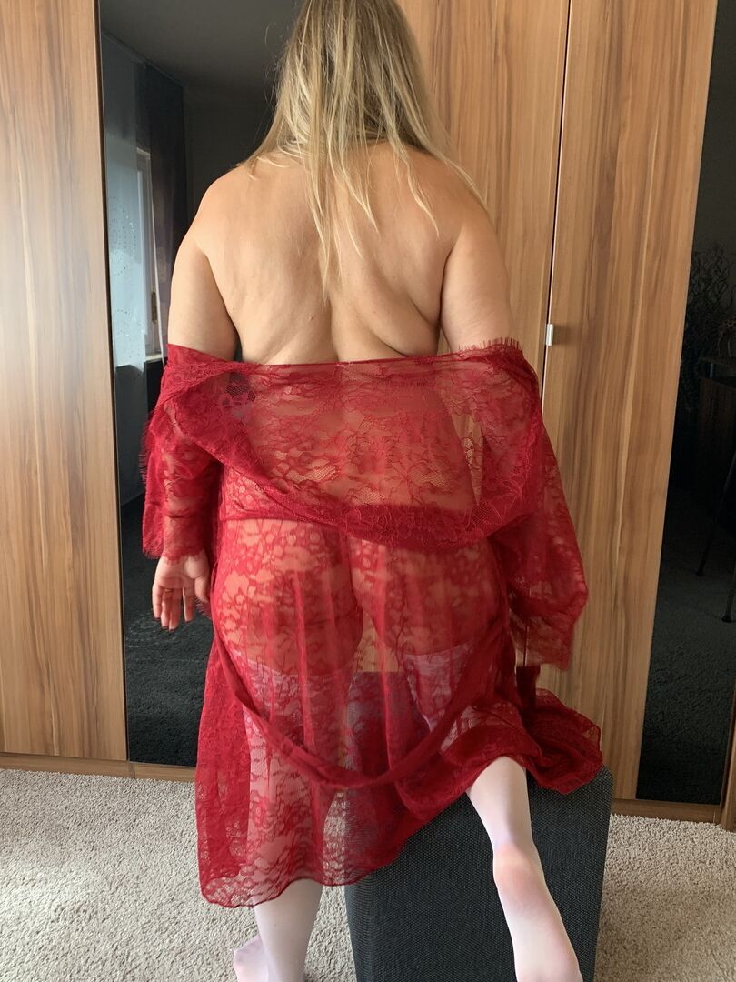 20P Madura rubia amateur Sweet Susi se quita la bata para posar desnuda con medias blancas