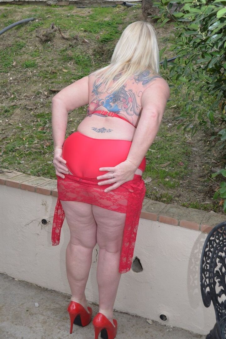 Die 16P reife, blonde, pralle Melody entblößt ihre großen Brüste auf einer Hinterhofterrasse