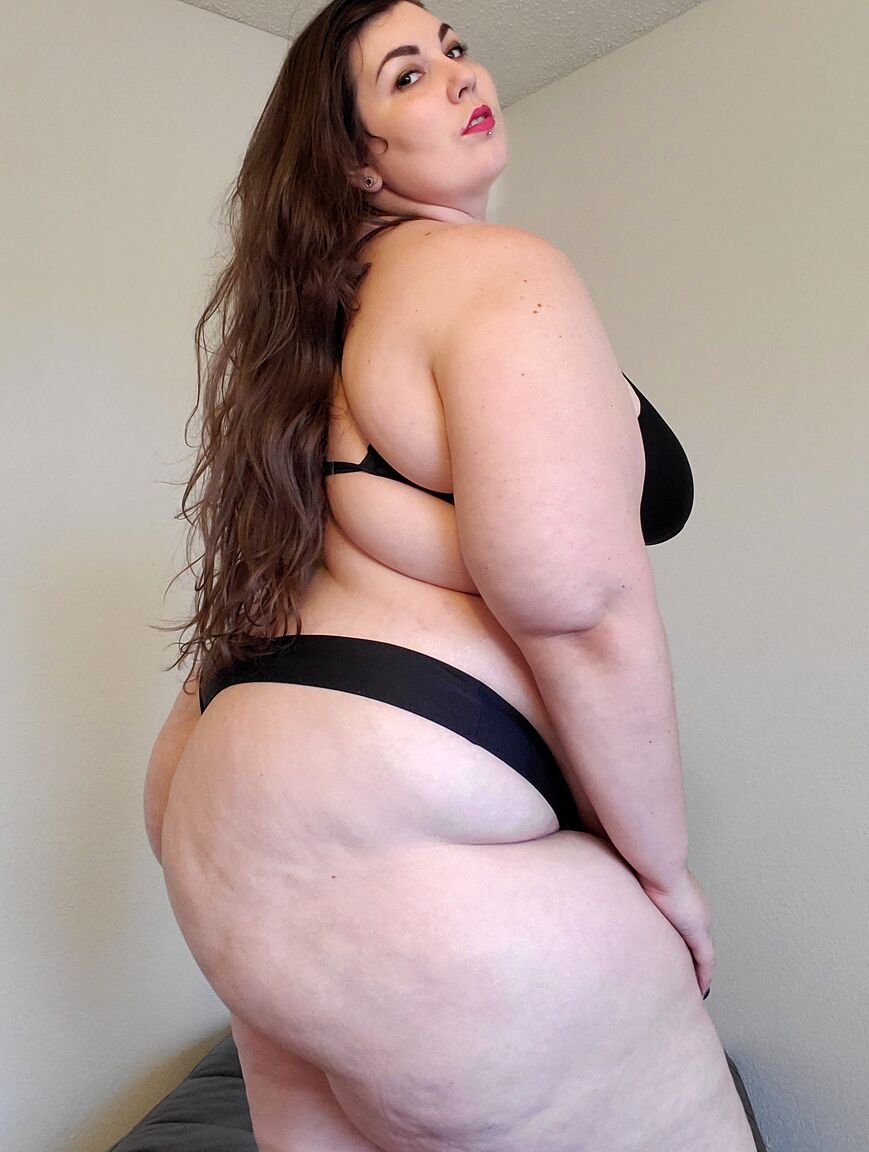 17P La deslumbrante MILF gorda Lady Sublime modelando su cuerpo grueso en lencería negra