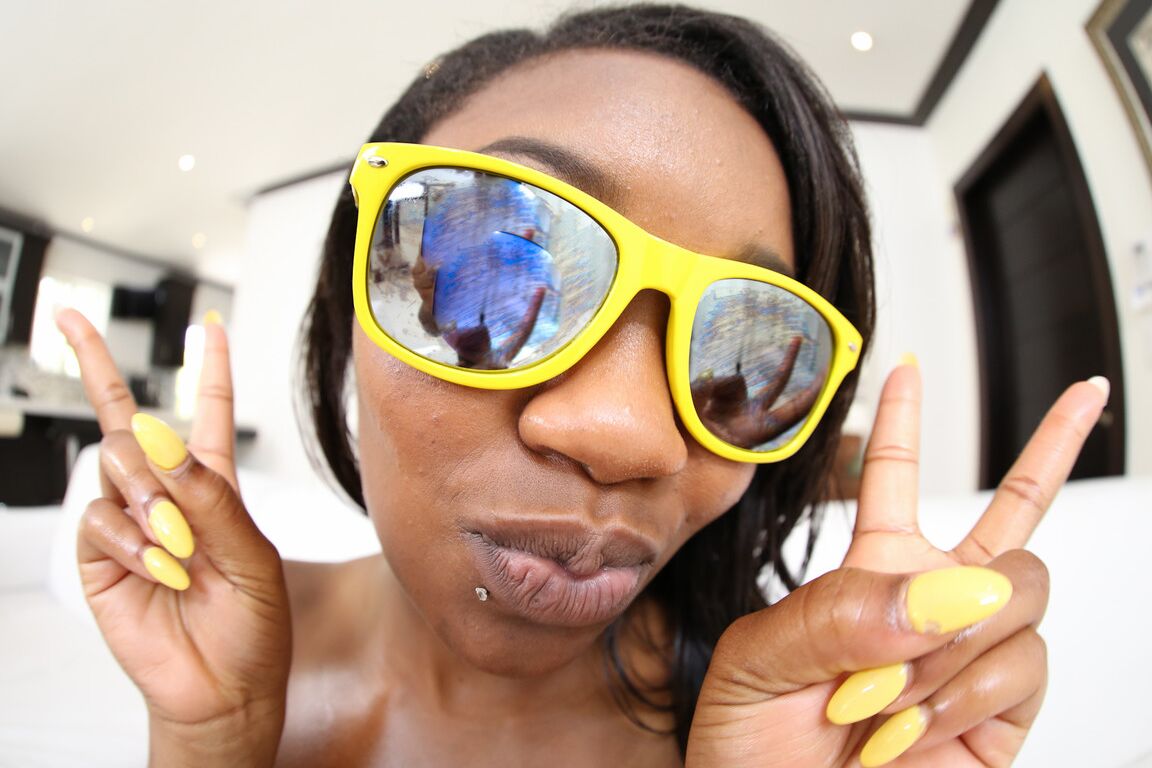21P Ebony bimbo Nina Rotti mostra suas curvas monstruosas e transa com uma BBC