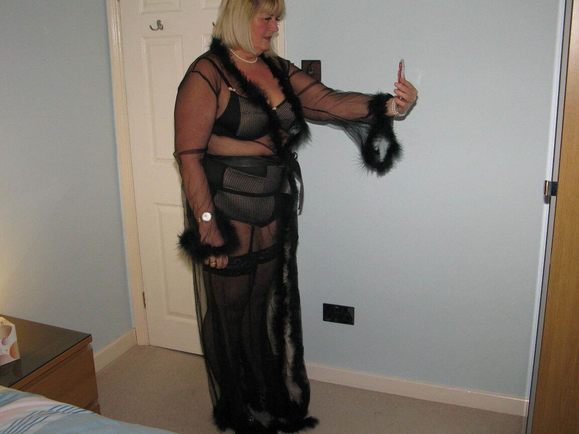 16P Mature BBW Chrissy Uk tira selfies em lingerie antes de mostrar seus peitos