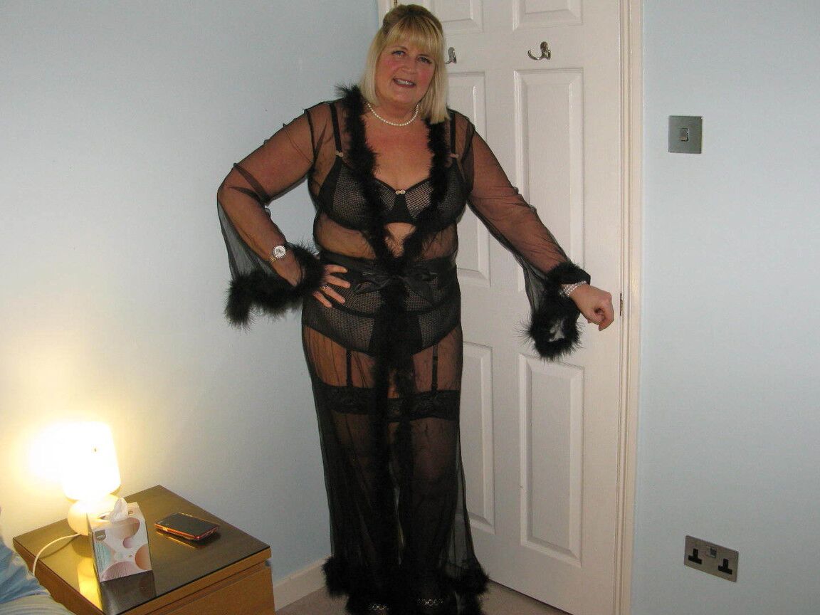 16P Mature BBW Chrissy Uk tira selfies em lingerie antes de mostrar seus peitos