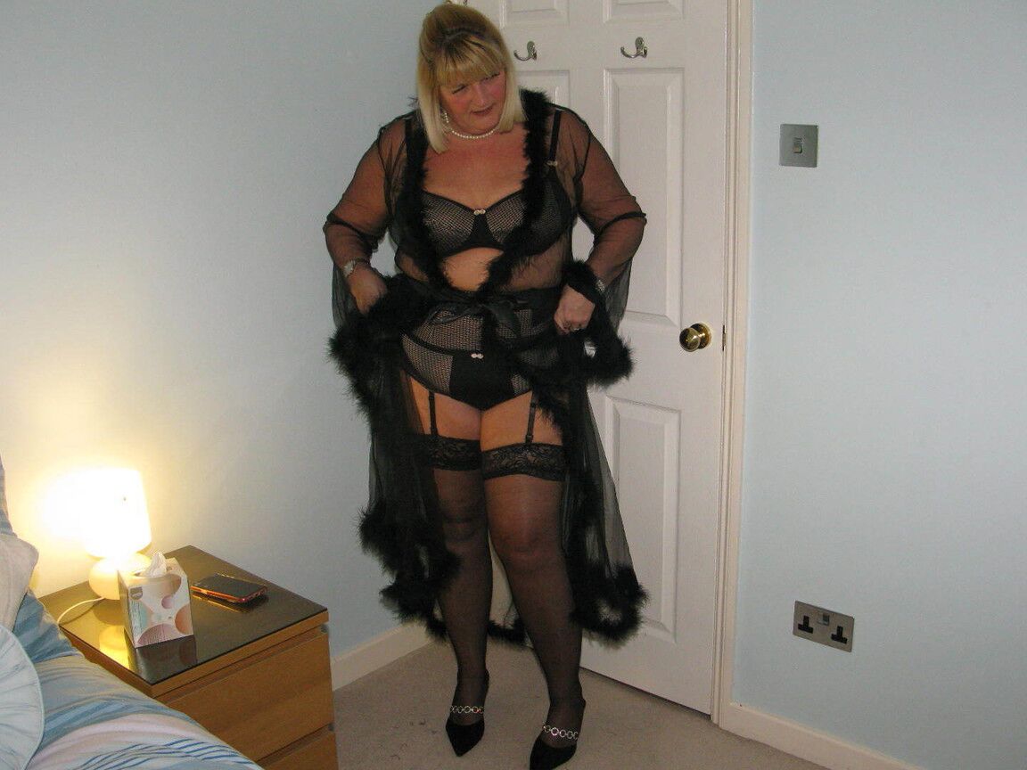 16P Mature BBW Chrissy Uk tira selfies em lingerie antes de mostrar seus peitos