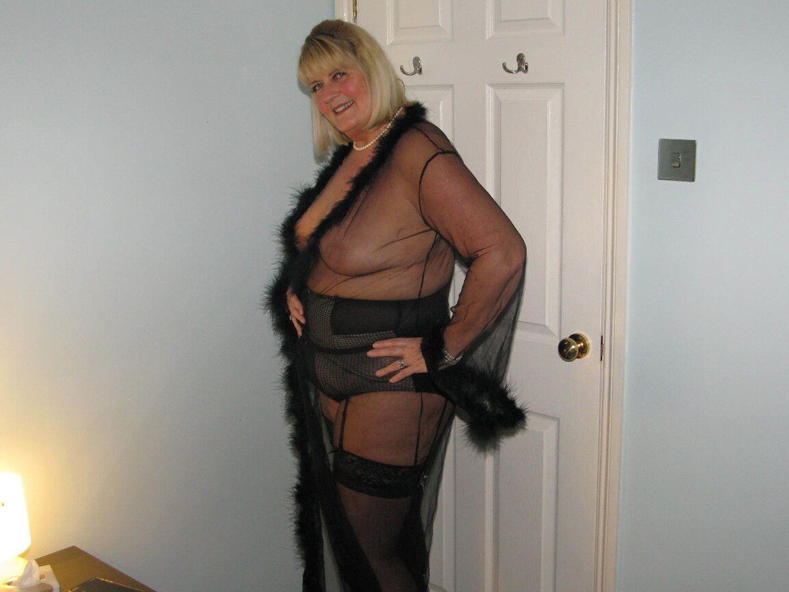 16P Mature BBW Chrissy Uk tira selfies em lingerie antes de mostrar seus peitos