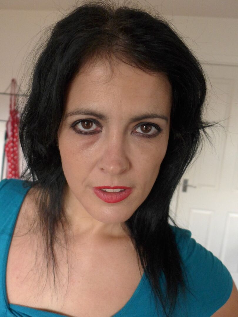 16P Montse Swinger, mature et potelée, déshabille ses sous-vêtements sexy pour dévoiler ses beaux seins