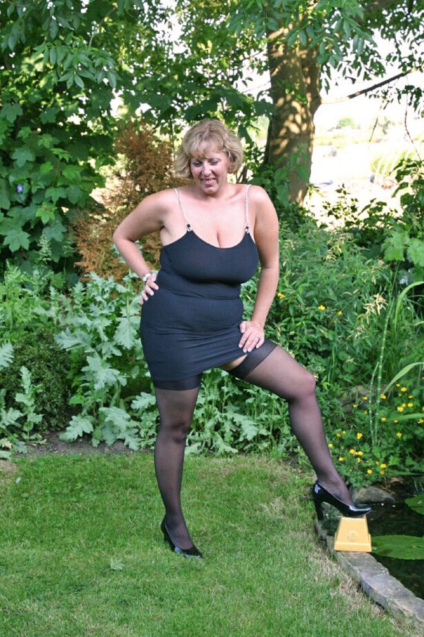 20P Mulher gorda e mais velha, Curvy Claire, solta seus peitos gigantes no quintal