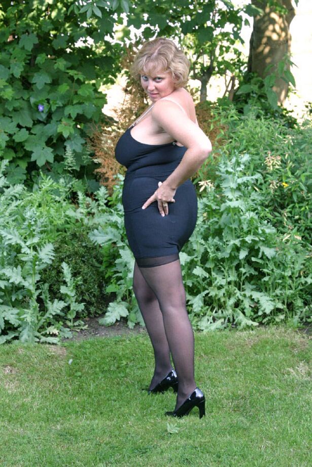 20P Mulher gorda e mais velha, Curvy Claire, solta seus peitos gigantes no quintal