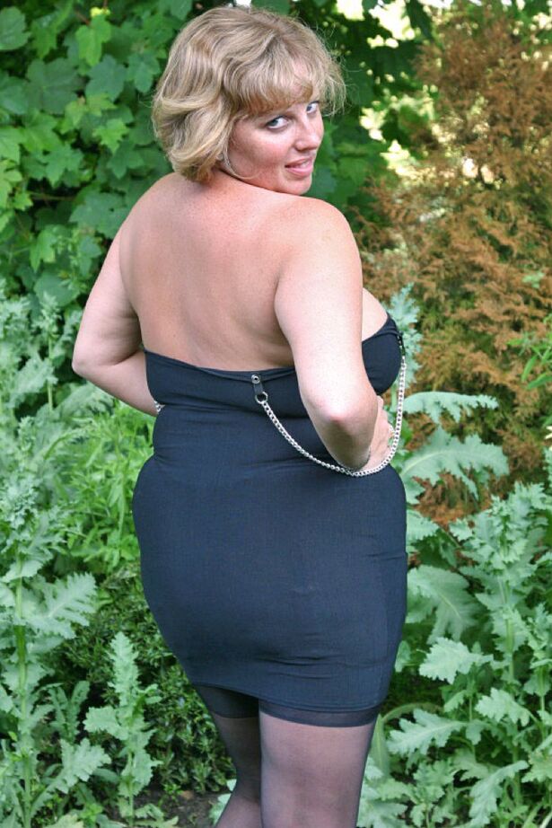 20P Mulher gorda e mais velha, Curvy Claire, solta seus peitos gigantes no quintal