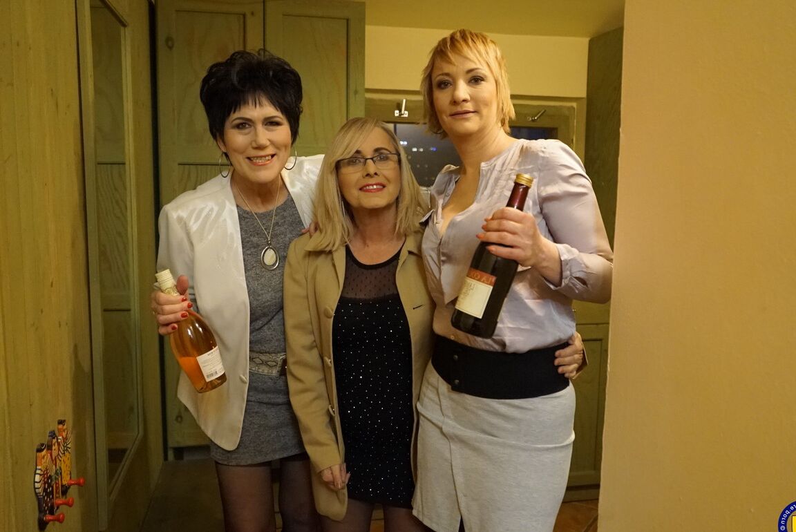 16P Les femmes mûres consomment une bouteille de vin avant de se lancer dans un gangbang inversé