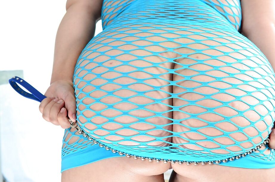 16P La coquine pulpeuse Buxom Bella présente ses cruches géantes et son cul généreux