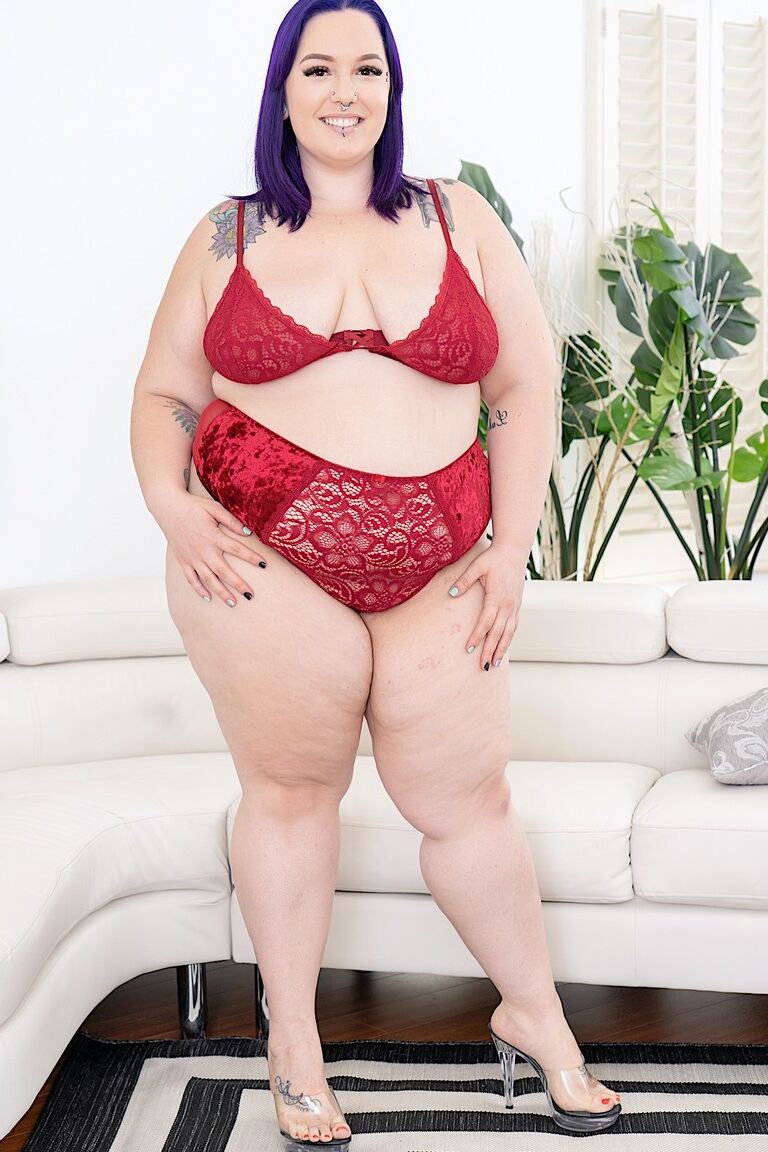 16P La mujer obesa Alexxxis Allure luce el cabello teñido mientras se desnuda en un sofá