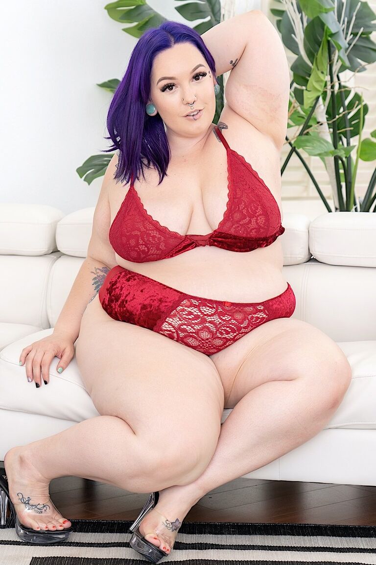 16P La mujer obesa Alexxxis Allure luce el cabello teñido mientras se desnuda en un sofá