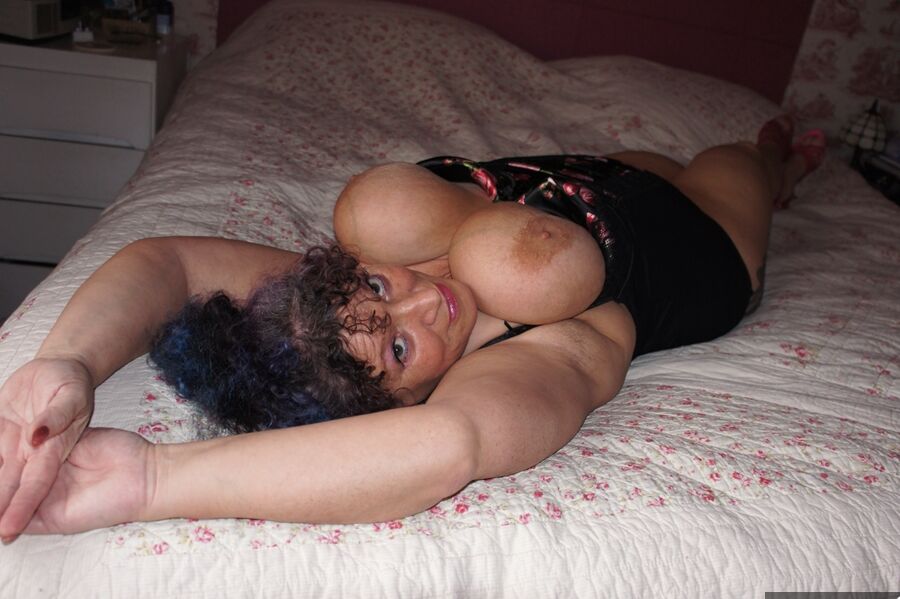 20P Geile reife Frau mit großen Titten in schwarzen Dessous präsentiert ihre massiven großen BBW-Titten
