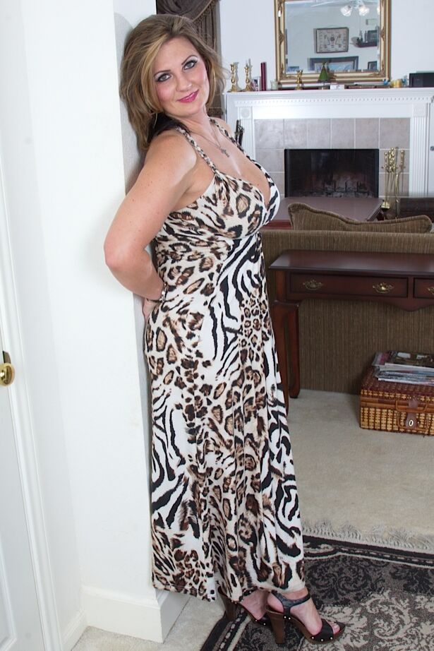 16P Milf gordinha Cherrie Dixon mostra seus peitos naturais