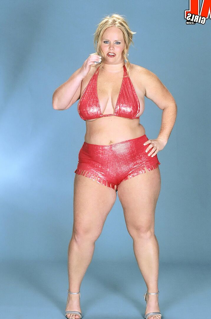 16P Loira BBW Kaitlin Klien lambe um mamilo após remover o maiô