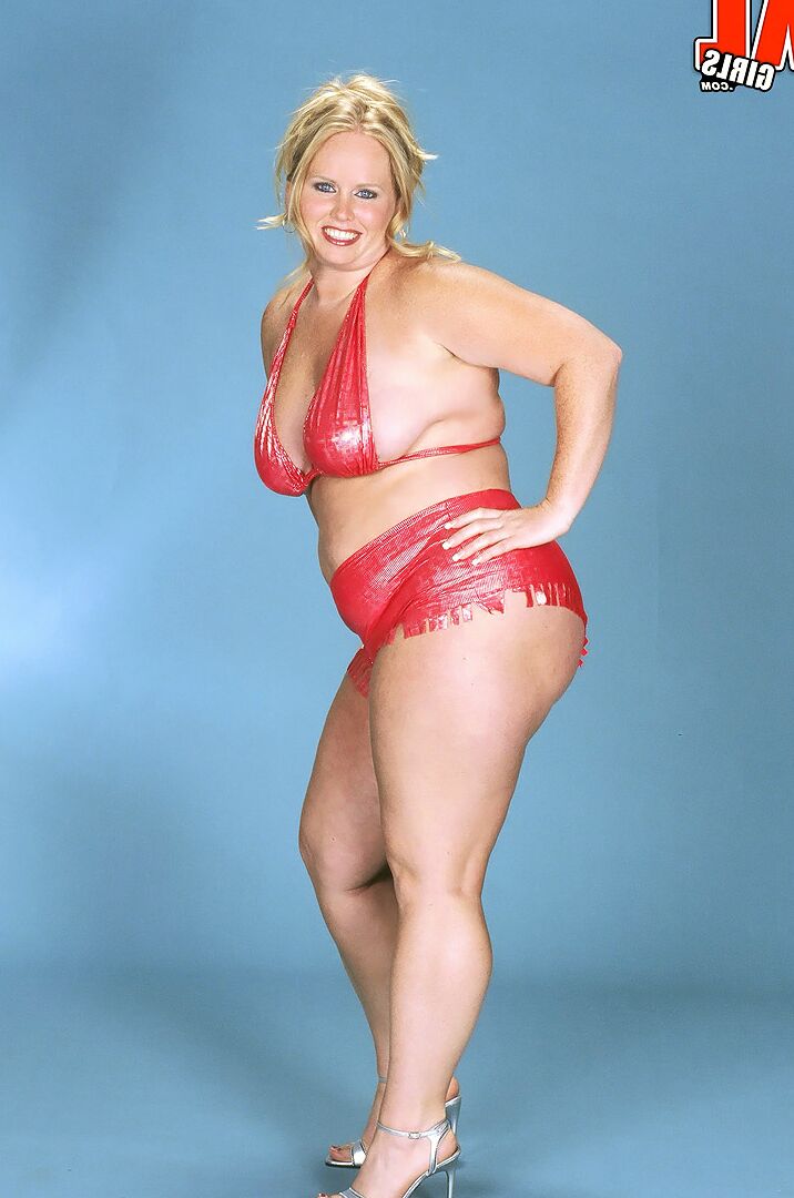 16P Loira BBW Kaitlin Klien lambe um mamilo após remover o maiô
