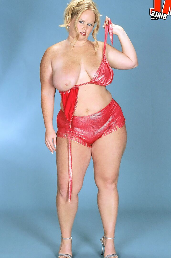16P Loira BBW Kaitlin Klien lambe um mamilo após remover o maiô