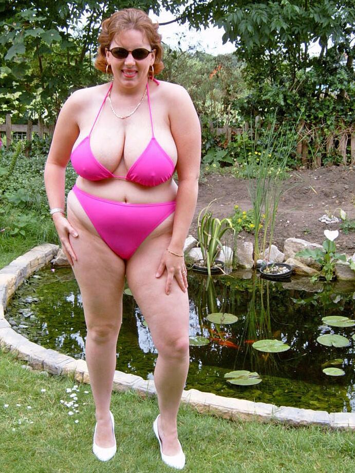 20P Descarada madura gorda Curvy Claire tira o biquíni no quintal para foder com os dedos