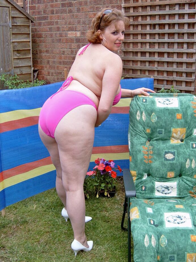 20P Descarada madura gorda Curvy Claire tira o biquíni no quintal para foder com os dedos