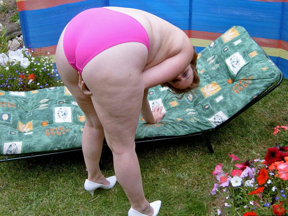 20P Descarada madura gorda Curvy Claire tira o biquíni no quintal para foder com os dedos