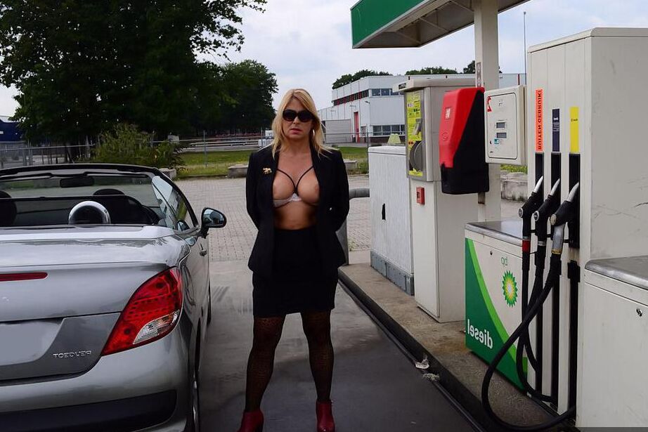 20P A loira mais velha Nude Chrissy se expõe enquanto abastece em um posto de gasolina