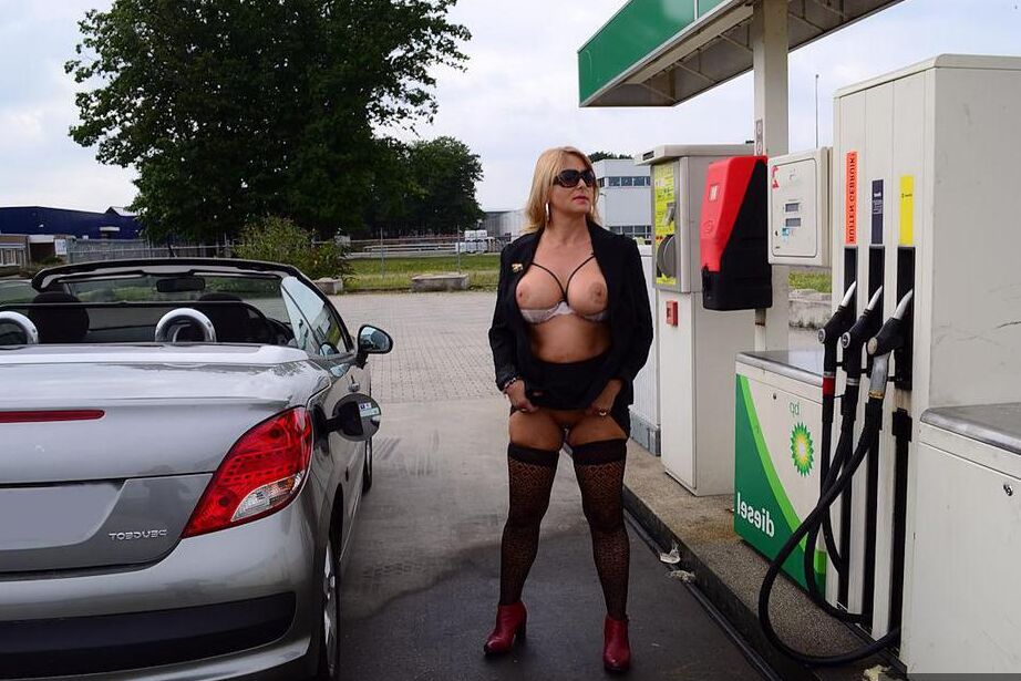 20P A loira mais velha Nude Chrissy se expõe enquanto abastece em um posto de gasolina
