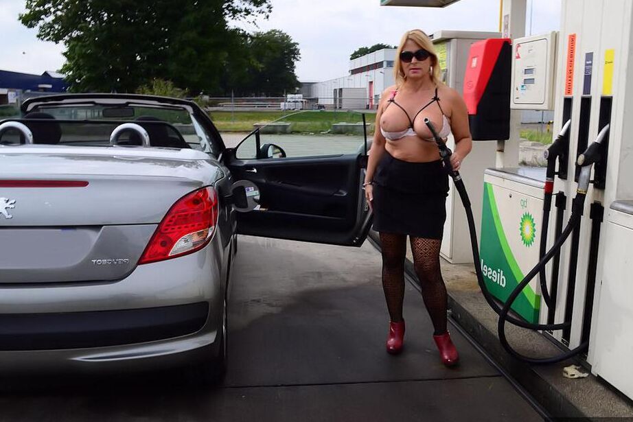 20P A loira mais velha Nude Chrissy se expõe enquanto abastece em um posto de gasolina
