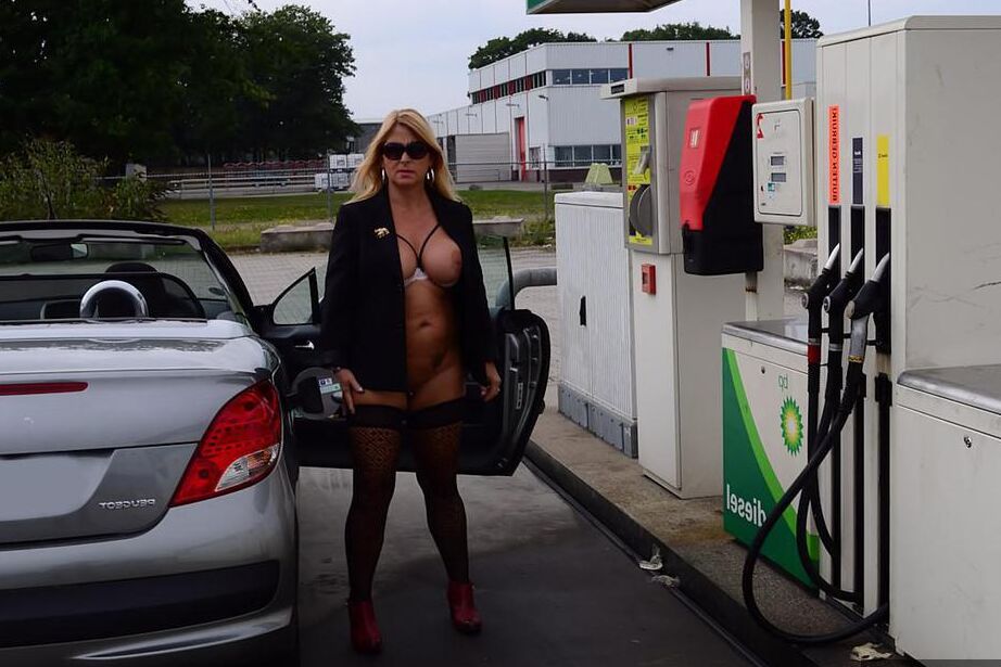 20P A loira mais velha Nude Chrissy se expõe enquanto abastece em um posto de gasolina