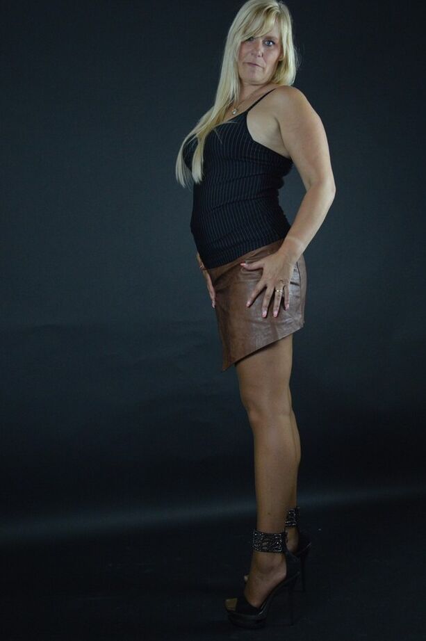 20P La rubia amateur Sweet Susi se quita una falda de cuero mientras usa medias