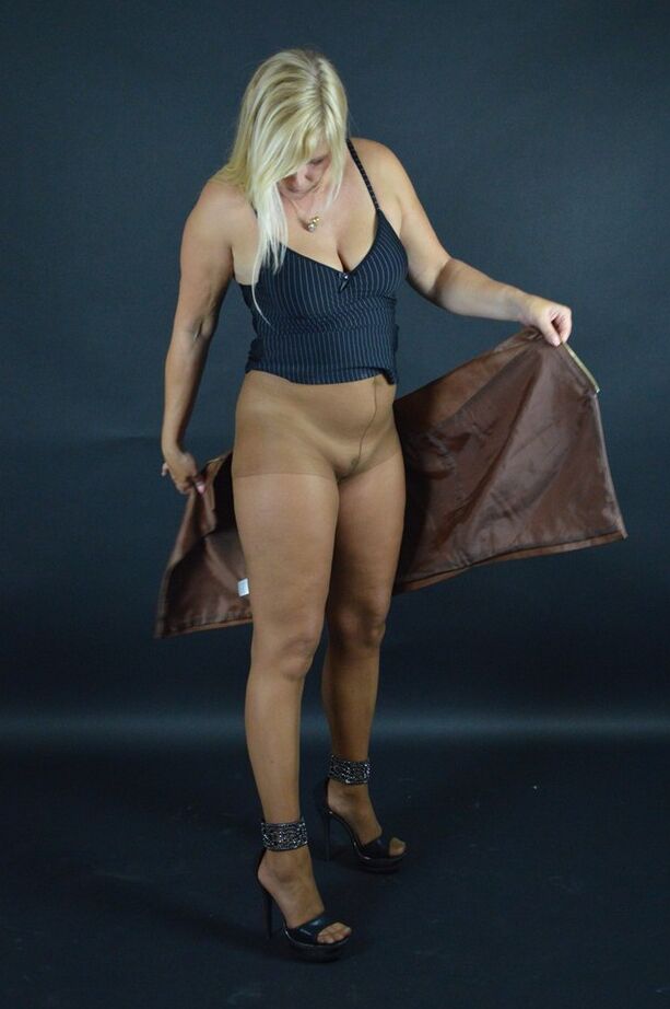20P La rubia amateur Sweet Susi se quita una falda de cuero mientras usa medias