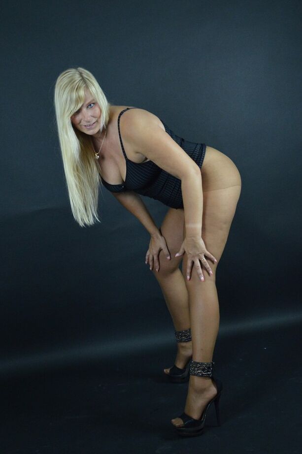 20P La rubia amateur Sweet Susi se quita una falda de cuero mientras usa medias