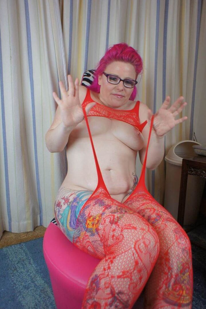 16P La amateur tatuada Mollie Foxxx muestra sus tetas mientras se mete los dedos en medias