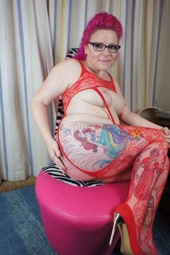 16P La amateur tatuada Mollie Foxxx muestra sus tetas mientras se mete los dedos en medias