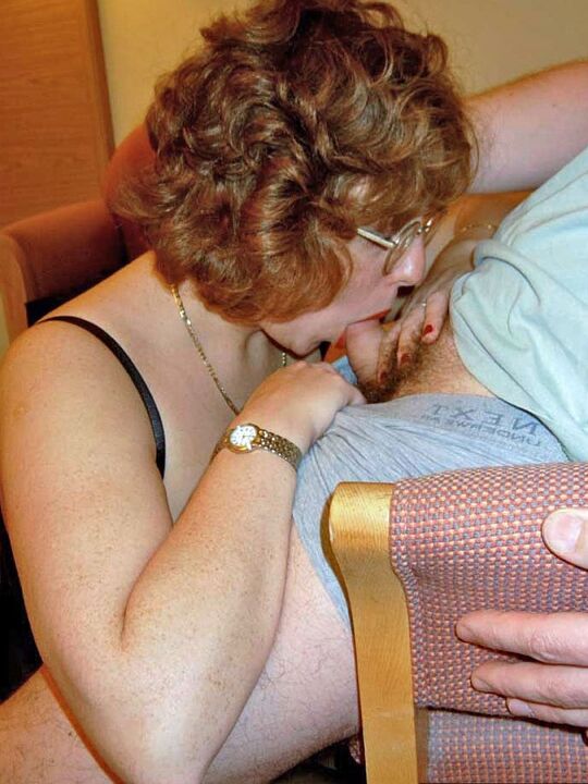 19P UK amateur Curvy Claire usa gafas durante el sexo oral con un hombre